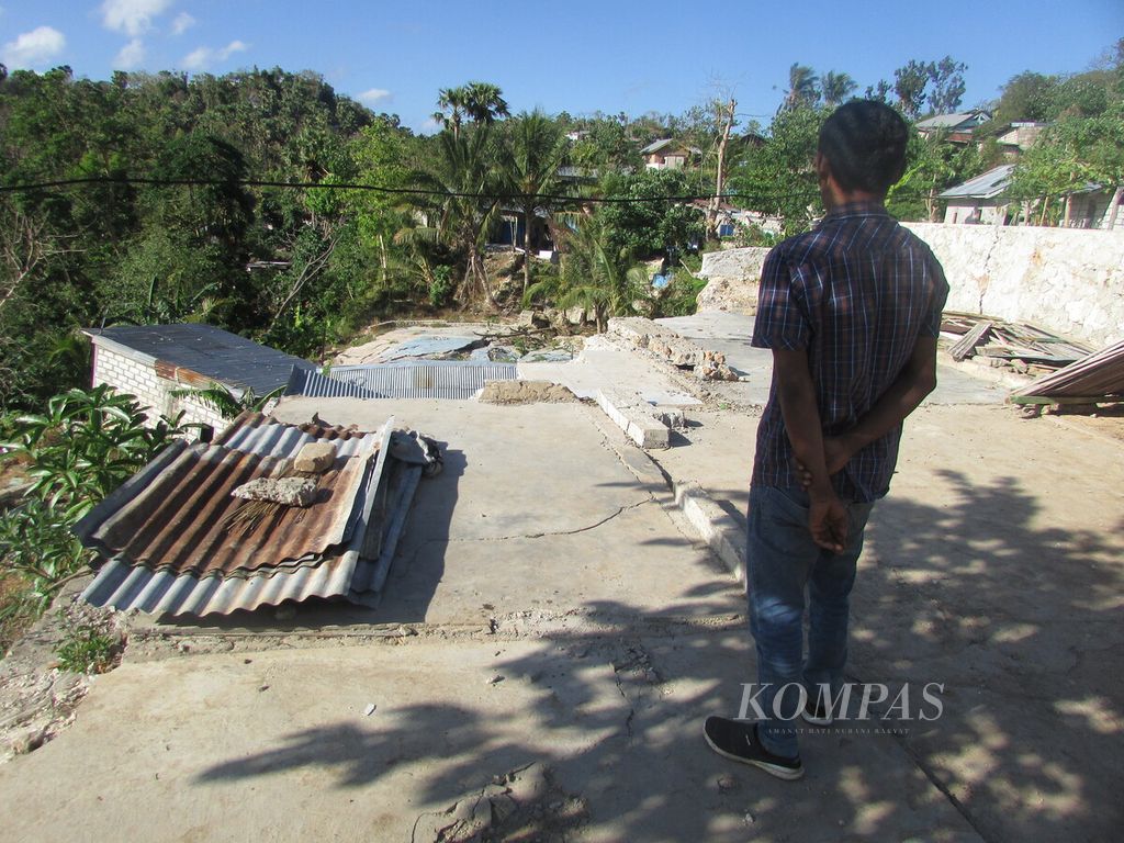 Maleakhi Set (34) memandangi puing-puing rumahnya yang tinggal menyisakan lantai. Sebagian bangunan terbawa longsor menuju Sungai Liliba, Kupang, NTT, Jumat (13/8/2021). Buruh bangunan ini sedang menganggur tidak ada pekerjaan. 