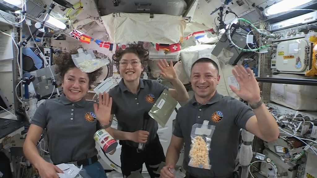 Antariksawan Christina Koch, Jessica Meir, dan Andrew Morgan dari Badan Penerbangan dan Antariksa Nasional Amerika Serikat sedang merayakan Thanksgiving di luar angkasa pada 2019. Baik sang antariksawan maupun makanan mereka tampak melayang akibat kecilnya gravitasi.
