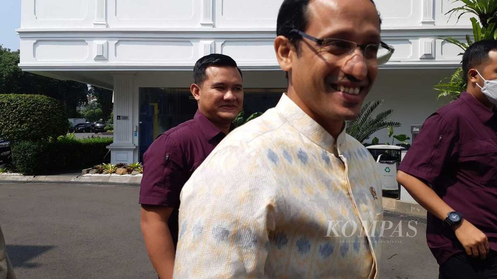 Menteri Pendidikan, Kebudayaan, Riset dan Teknologi Nadiem Anwar Makarim tiba di Kompleks Istana Kepresidenan, Jakarta, Senin (27/5/2024). Presiden Joko Widodo memanggil Nadiem terkait beberapa isu pendidikan.