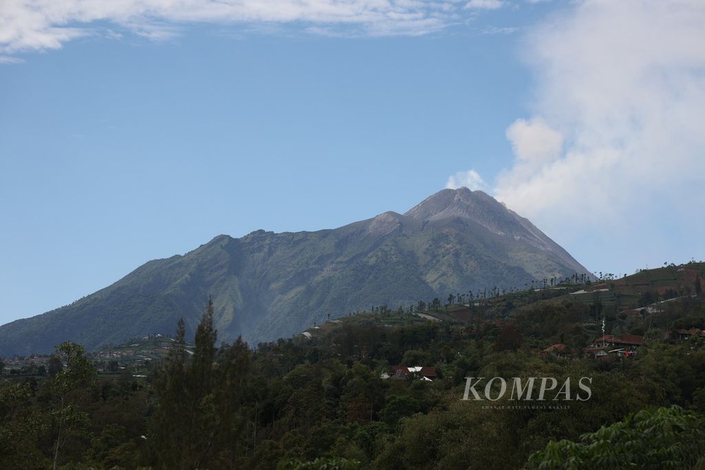 Kepulan asap solfatara dari Gunung Merapi terlihat dari Desa Candisari, Ampel, Boyolali, Jawa Tengah, Senin (11/12/2023). 