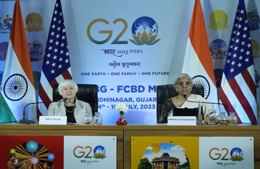 Menteri Keuangan Amerika Serikat Janet Yellen (kiri) dan Menkeu India Nirmala Sitharaman (kanan) memberikan keterangan kepada media di tengah pertemuan menkeu dan gubernur bank sentral G20 ketiga di Gandhinagar, Gujarat, India, Senin (17/7/2023). Belum ada kesepakatan dari negara-negara anggota G20 tentang restrukturisasi utang negara-negara miskin-berkembang yang terancam gagal bayar. 