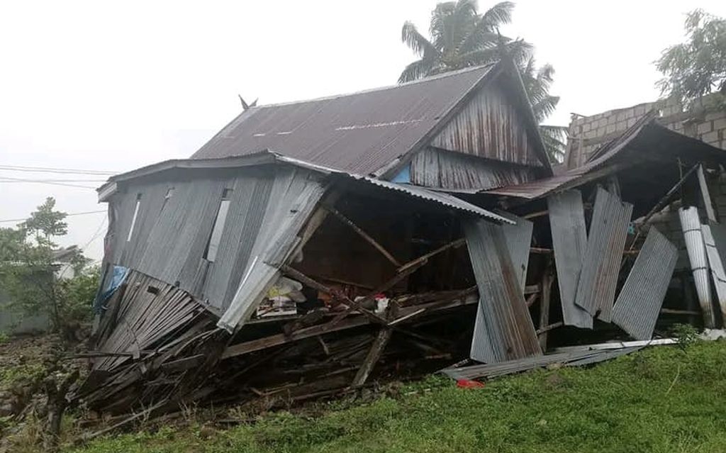 Sebuah rumah warga di Kabupaten Jeneponto, Sulsel, rusak akibat angin kencang, Sabtu (24/12/2022).