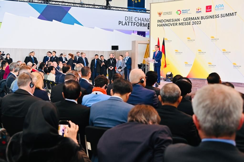 Presiden Joko Widodo saat memberikan sambutan pada pembukaan pertemuan bisnis di Hall 2 Hannover Fairground, Hannover, Jerman, Senin (17/4/2023).