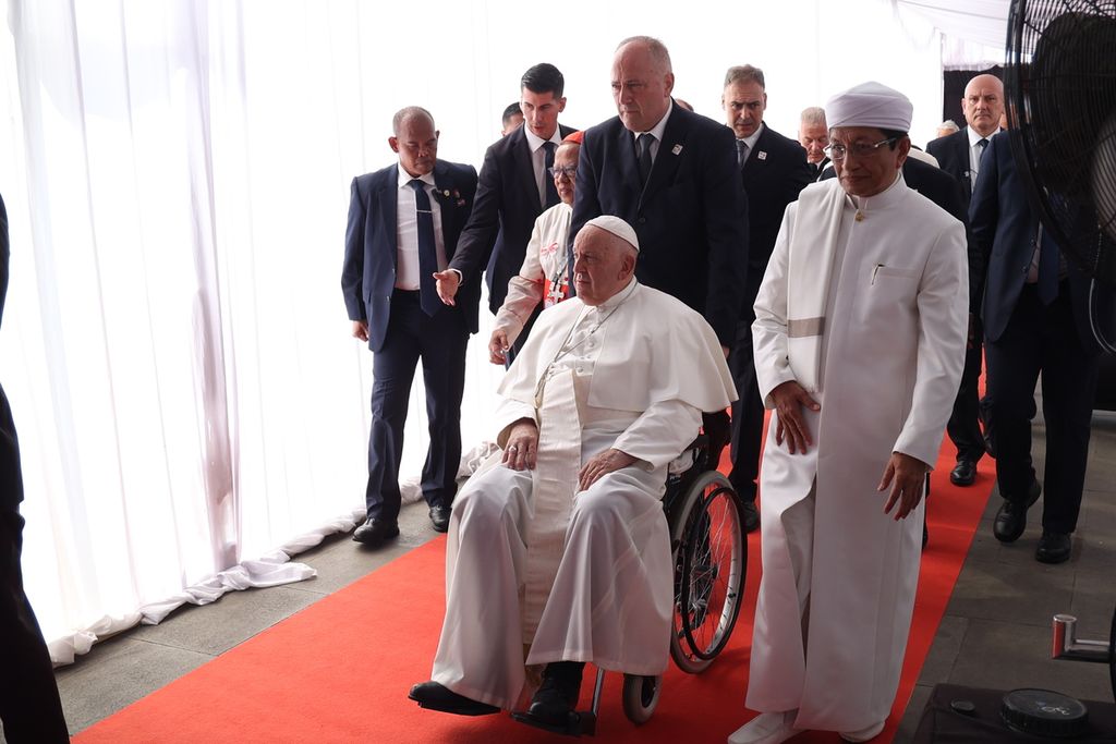 Paus Fransiskus bersama Imam Besar Masjid Istiqlal Nasaruddin Umar bertemu dengan umat lintas iman saat pertemuan tokoh agama di Plaza Al Fatah, kompleks Masjid Istiqlal, Jakarta, Kamis (5/9/2024). INDONESIA PAPAL VISIT COMMITTEE/HENDRA A SETYAWAN