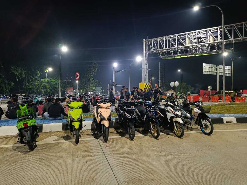 Tim 2 Patroli Perintis Presisi Polres Metro Bekasi Kota mengamankan puluhan remaja yang akan terlibat balap liar di dekat pintu masuk Gerbang Tol Marga Jaya 2, Kota Bekasi, Kamis (23/3/2023) dini hari.