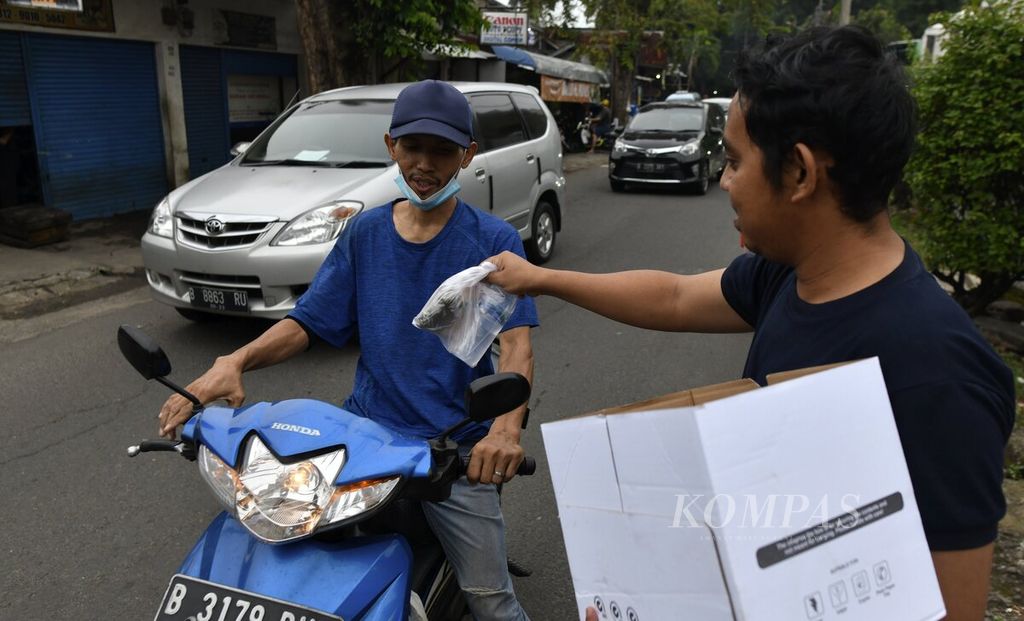 Warga membagikan takjil kepada pengendara sepeda motor yang melintas menjelang waktu berbuka puasa di kawasan Kembangan, Jakarta Barat, Selasa (28/3/2023). 
