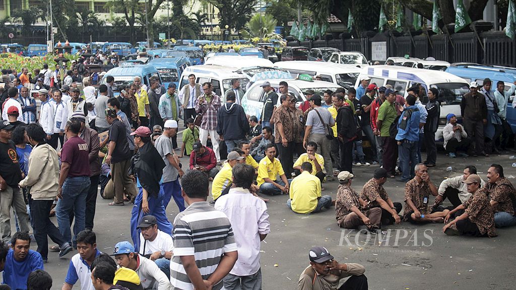 Ribuan sopir angkutan kota di Kota Malang, Jawa Timur, Senin (20/2), berunjuk rasa dengan cara mogok beroperasi. Mereka meminta dihentikannya operasional angkutan berbasis online yang mulai beroperasi di kota tersebut sejak beberapa bulan lalu.