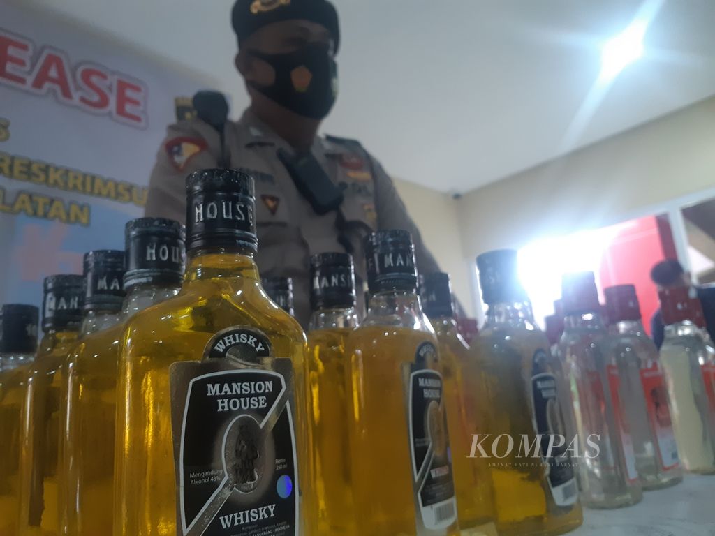 Polisi menunjukkan 750 botol minuman keras oplosan hasil penyitaan dalam konferensi pers di Markas Polda Sumatera Selatan, Palembang, Kamis (27/5/2022). Lima orang meninggal di Surabaya akibat mengonsumsi minuman jenis ini. 