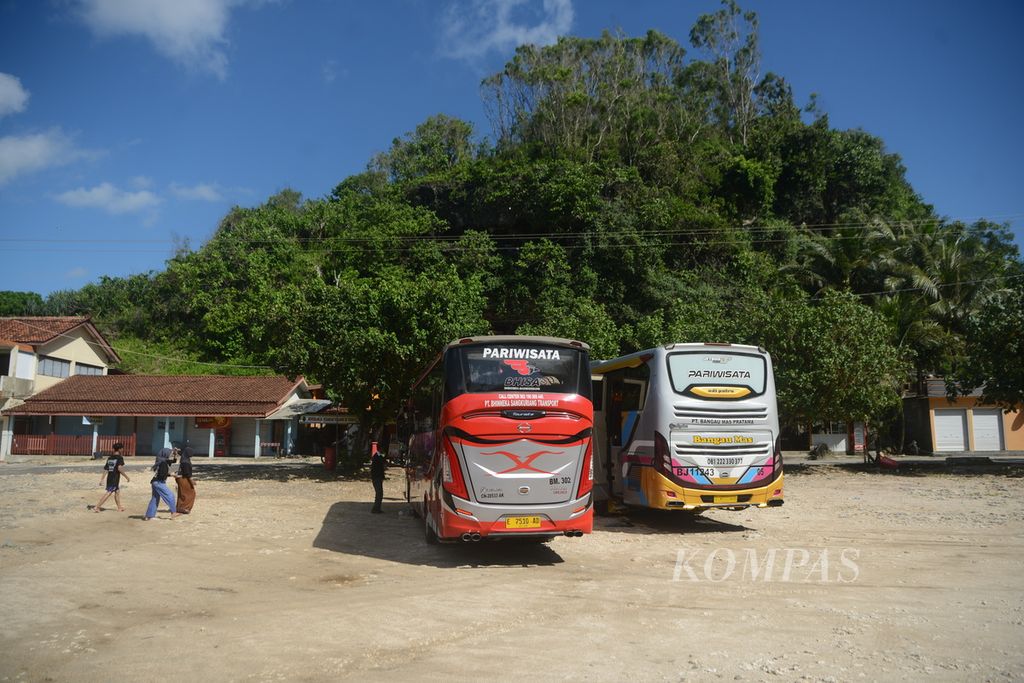 Wisatawan menggunakan bus pariwisata untuk mendatangi Pantai Indrayanti, Kabupaten Gunungkidul, DI Yogyakarta, Kamis (25/1/2024).