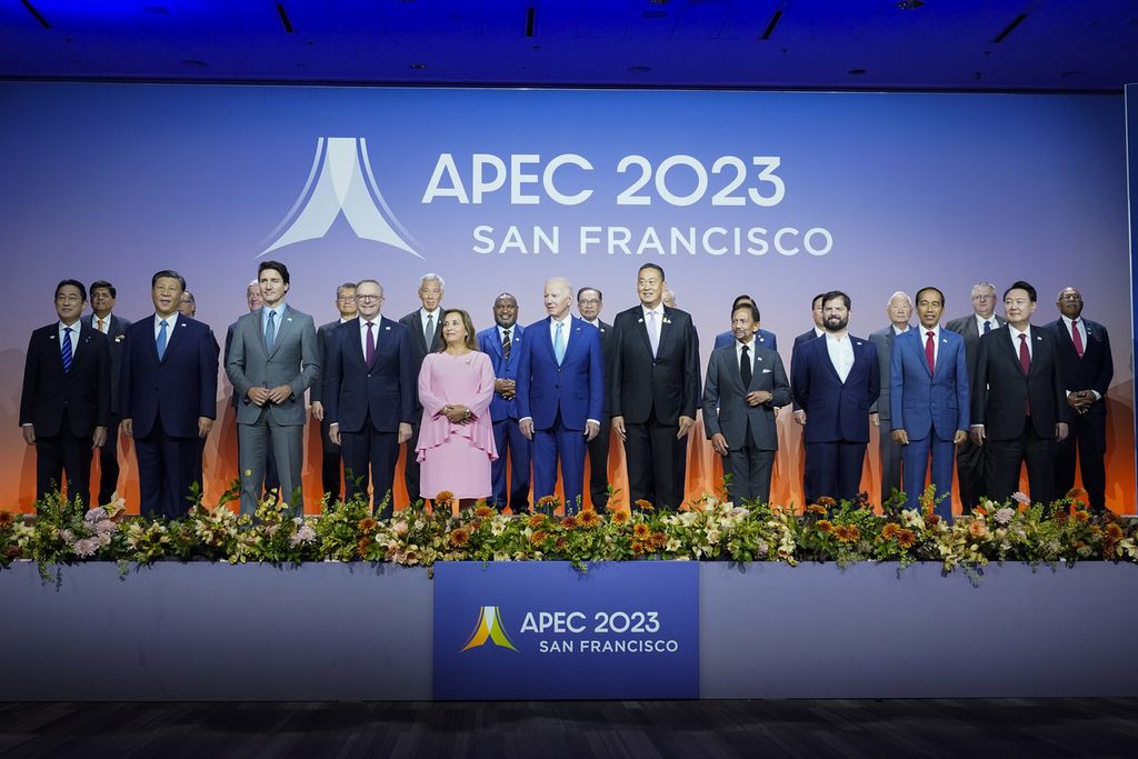 Para pemimpin negara berfoto bersama pada KTT Kerja Sama Ekonomi Asia-Pasifik, Kamis (16/11/2023), di San Francisco, AS. 