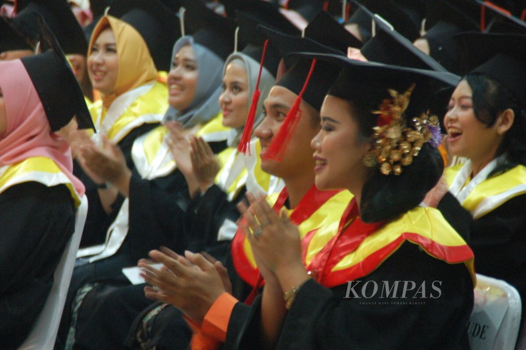 Wisudawan bertepuk tangan pada Upacara Wisuda Sarjana Reguler dan Sarjana Kelas Internasional Universitas Indonesia pada Jumat, (31/8/2018) di Depok.