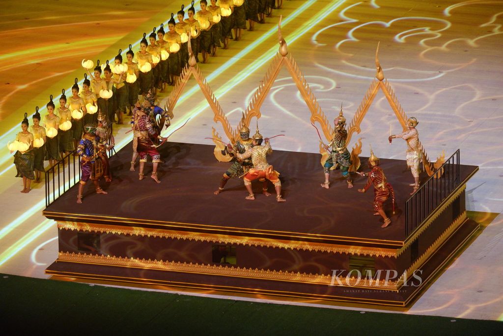Salah satu segmen pertunjukan budaya pada upacara pembukaan SEA Games Kamboja 2023 di Stadion Morodok Techo, Phnom Penh, Jumat (5/5/2023) malam. 