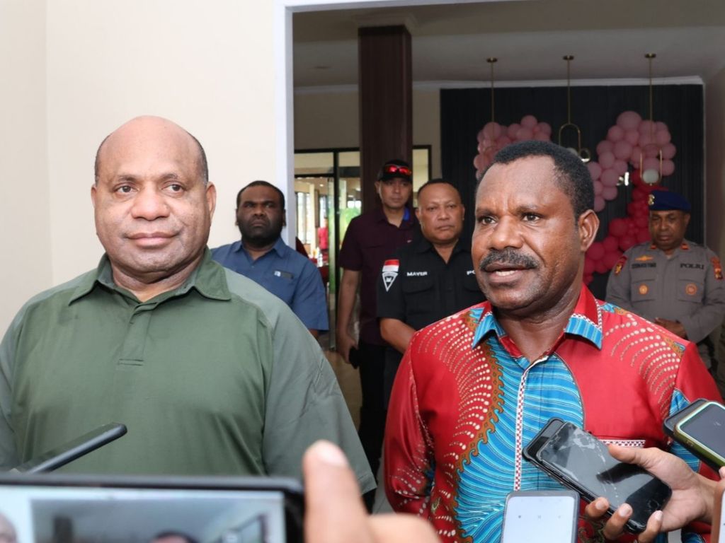 Penjabat Bupati Nduga Namia Gwijangge (kanan) dan Kapolda Papua Inspektur Jenderal Matius Fakhiri (kiri) di Timika, Kabupaten Mimika, Papua Tengah, Selasa (14/2/2023).