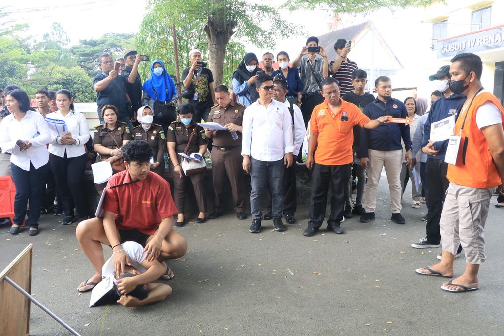 Tersangka kasus penganiayaan, Aditya Hasibuan, tampak memukul korban penganiayaan, Ken Admiral (pemeran pengganti), dalam reka ulang kasus penganiayaan di Kepolisian Daerah Sumatera Utara, Senin (8/5/2023). 