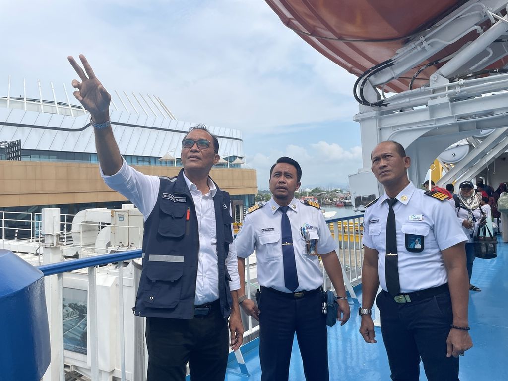 Direktur Komersial dan Pelayanan PT Angkutan Sungai, Danau, dan Penyeberangan (ASDP) Indonesia Ferry (Persero) Yusuf Hadi melakukan inspeksi di KMP Lagundi yang melintasi Pelabuhan Merak-Bakauheni, Senin (1/5/2023).
