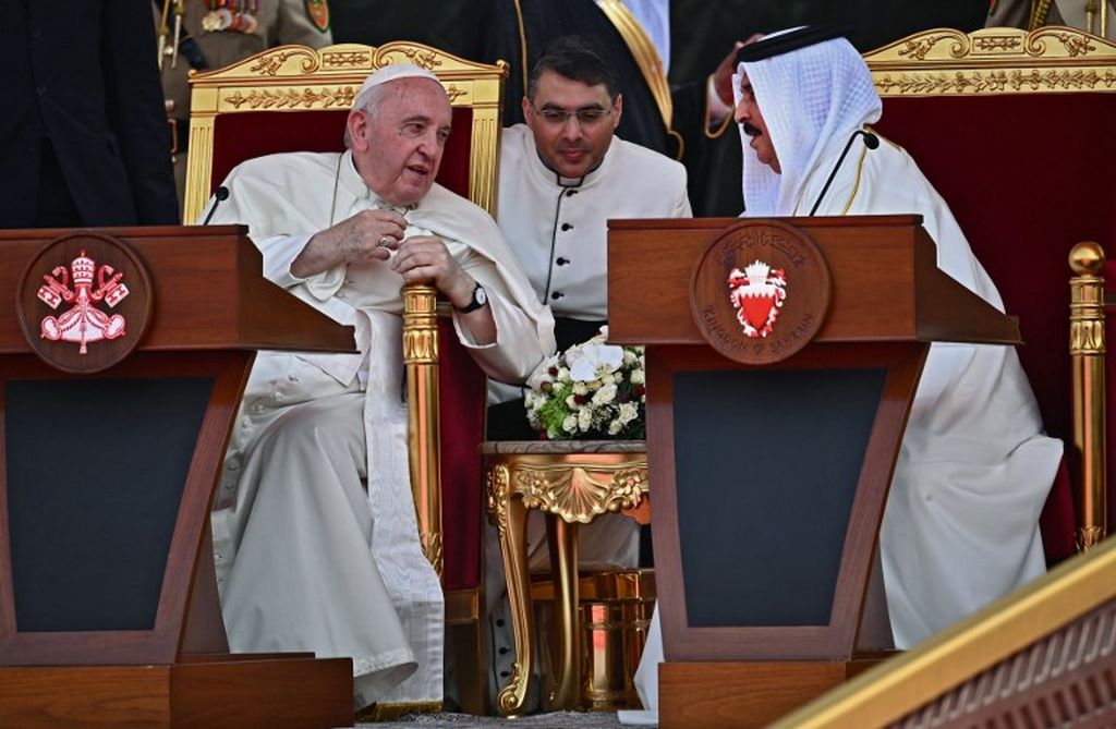Paus Fransiskus (kiri) berbicara kepada Raja Bahrain Hamad bin Isa al-Khalifa selama upacara penutupan Forum Dialog Bahrain di Istana Sakhir, Bahrain, Jumat, 4 November 2022. 