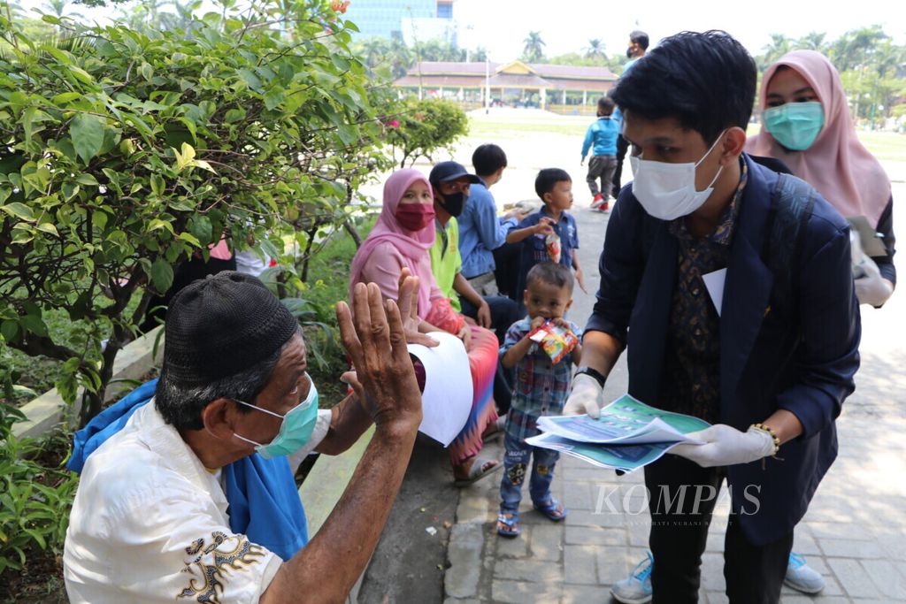 Ikatan Senat Mahasiswa Kedokteran Indonesia membagikan masker dan menyosialisasikan pentingnya penerapan protokol Covid-19 di Lapangan Merdeka Medan, Sumatera Utara, Senin (17/8/2020).