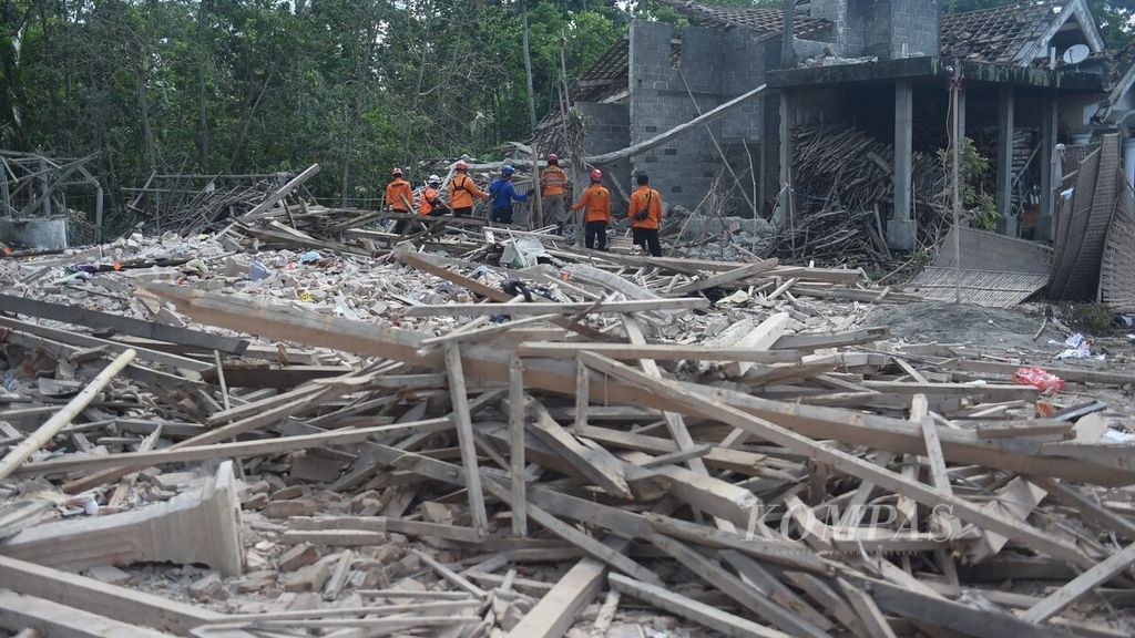 Anggota BPBD mencari potongan tubuh korban dari rumah yang rusak oleh ledakan bahan petasan di Desa Karangbendo, Kecamatan Ponggok, Kabupaten Blitar, Jawa Timur, Senin (20/2/2023). Ledakan itu menyebabkan empat orang tewas serta 25 rumah dan tempat ibadah rusak. 