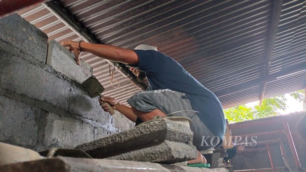 Warga memperbaiki tembok di rumah terdampak gempa di Dusun Bangen, Kelurahan Bangunjiwo, Kecamatan Kasihan, Bantul, Minggu (2/7/2023).