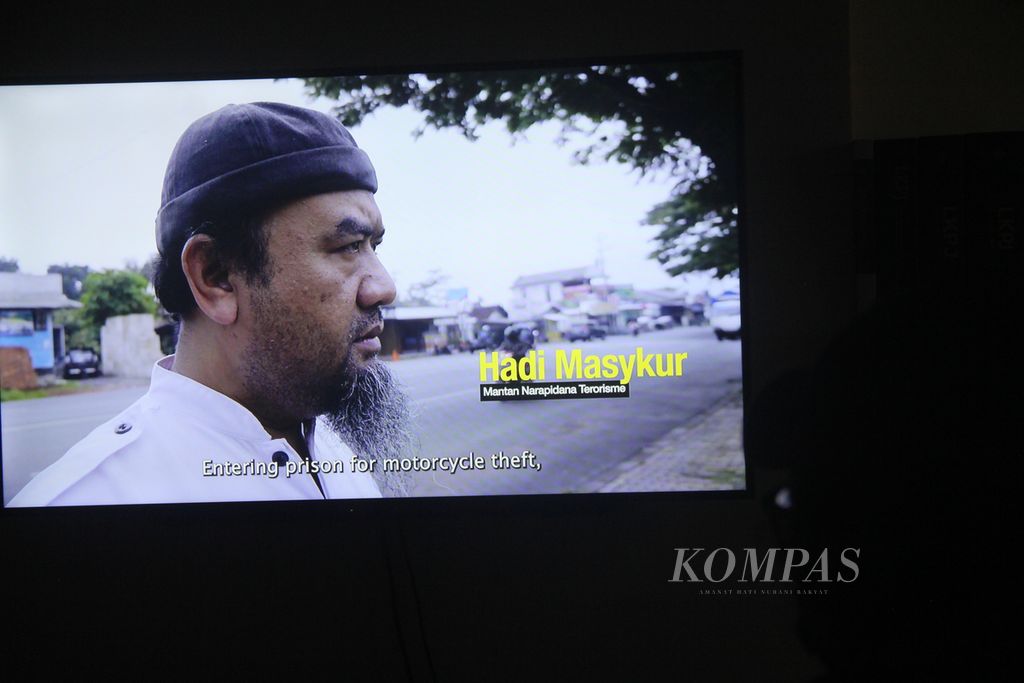 Cuplikan film dokumenter <i>Kembali ke Titik</i> yang ditampilkan dalam acara pemutaran secara terbatas, Jumat (7/4/2023), di Yogyakarta. 