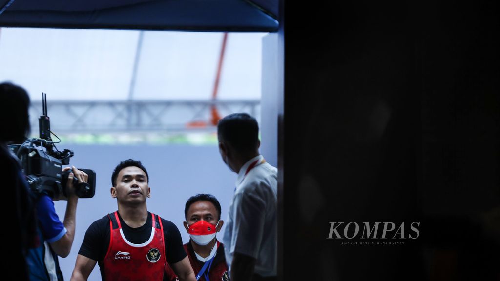 Lifter Indonesia, Eko Yuli Irawan, menjelang berlaga pada kelas 61 kilogram putra cabang angkat besi SEA Games Vietnam 2021 di Hanoi Training Center, Hanoi, Vietnam, Jumat (20/5/2022). 