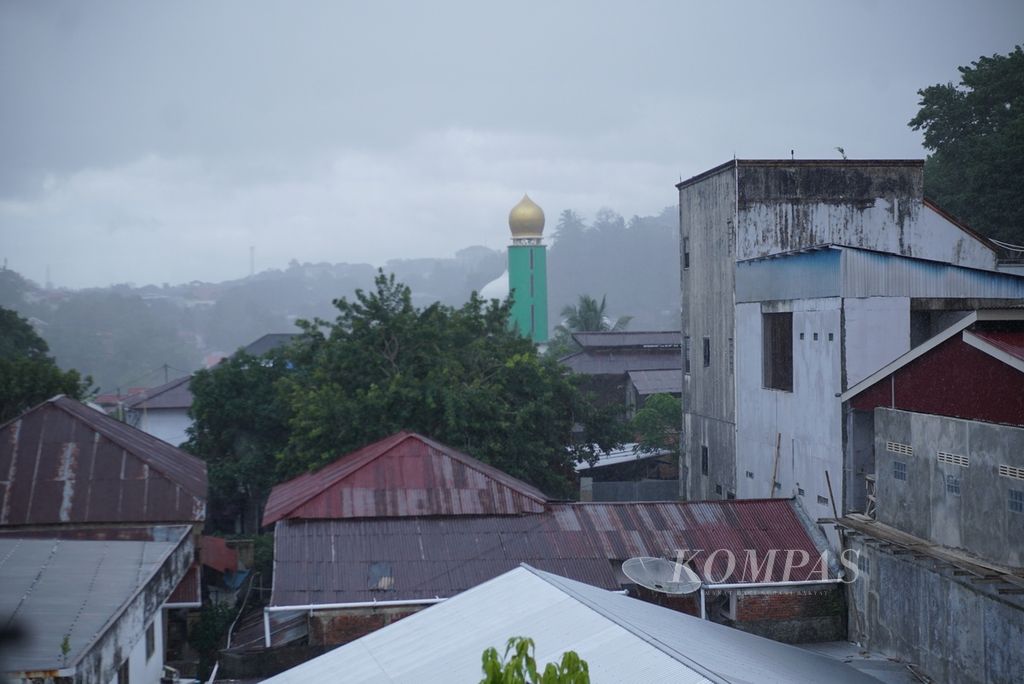 Hujan dan angin kencang melanda Manado, Sulawesi Utara, Senin (9/1/2023).