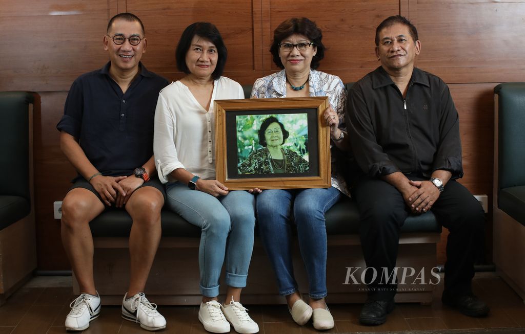  Generasi kedua pemilik Kedai Nyonya Rumah, Bandung, Jawa Barat, (kiri ke kanan) Kukun Sutardjana, Lita Sutardjana, Lily Sutardjana, dan Yongki Sutardjana. 