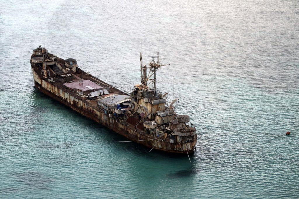 Kapal Angkatan Laut Filipina, Sierra Madre, berlabuh di dekat Beting Ayungin. Kapal itu ditempati tentara Filipina untuk berjaga-jaga dan mengamankan batas wilayah Filipina di area Kepulauan Spratly. Laut China Selatan, 11 Mei 2015. 