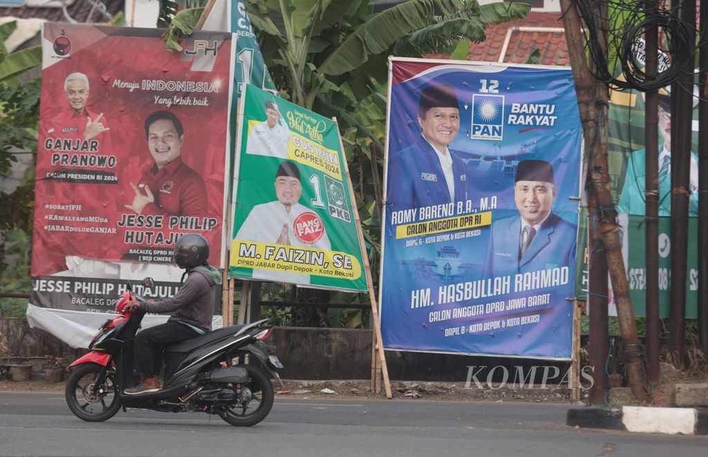 Baliho-baliho bakal calon anggota legislatif dari berbagai partai politik dipasang di pinggir Jalan Cinere Raya, Depok, Jawa Barat, Minggu (27/8/2023). 