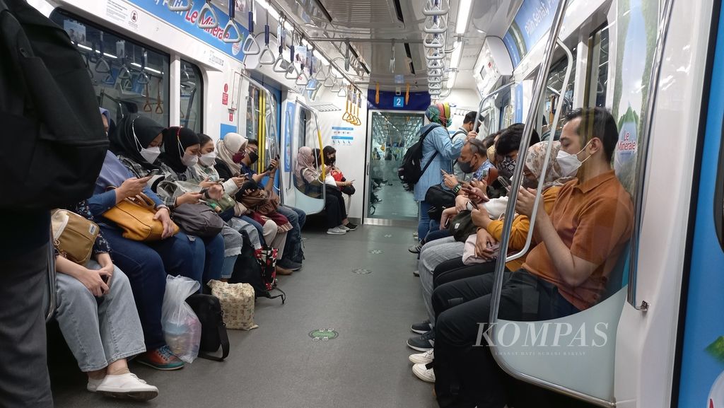 Suasana gerbong kereta MRT Jakarta, Jumat (16/9/2022) petang.