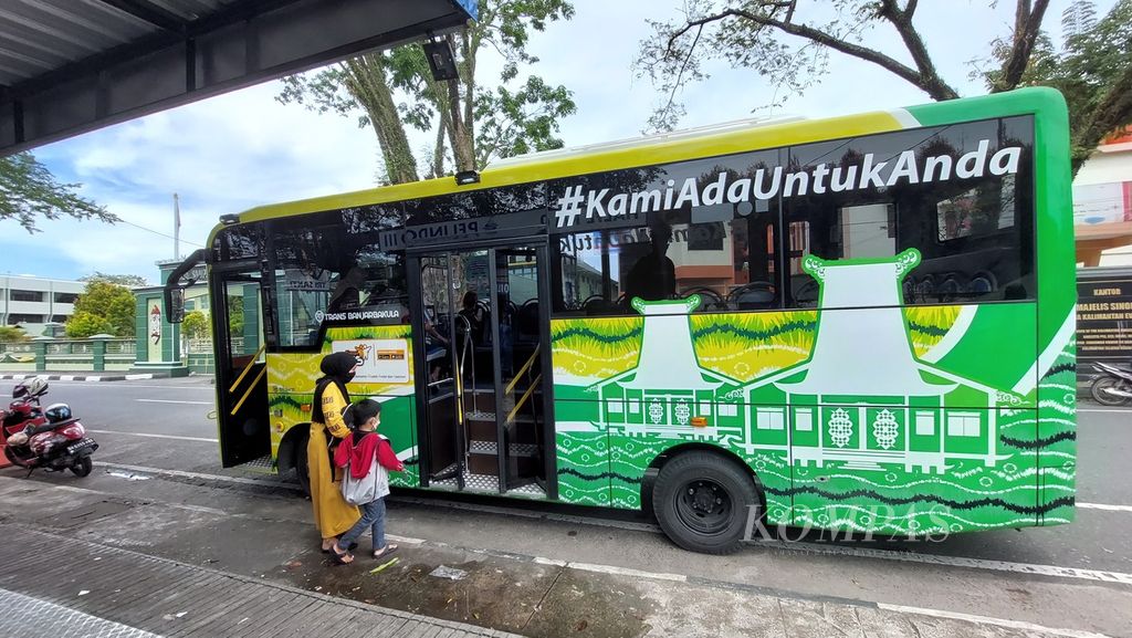 Warga naik bus Trans Banjarbakula di Halte Taman Siring Kilometer 0, Kota Banjarmasin, Kalimantan Selatan, Sabtu (19/2/2022).