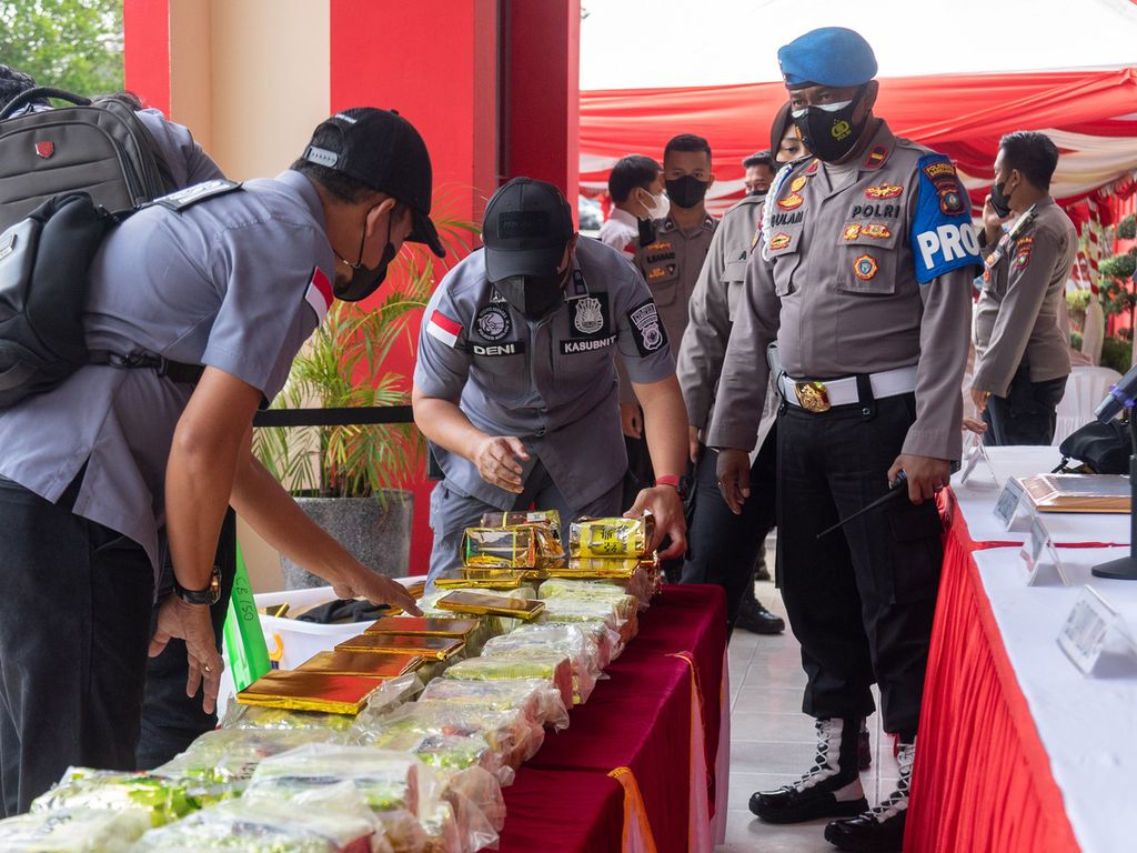 Petugas menata barang bukti 107.258 kristal <i>methamphetamine</i> jelang konferensi pers di Markas Polres Batam-Rempang-Galang, Kepulauan Riau, Senin, (20/9/2021),