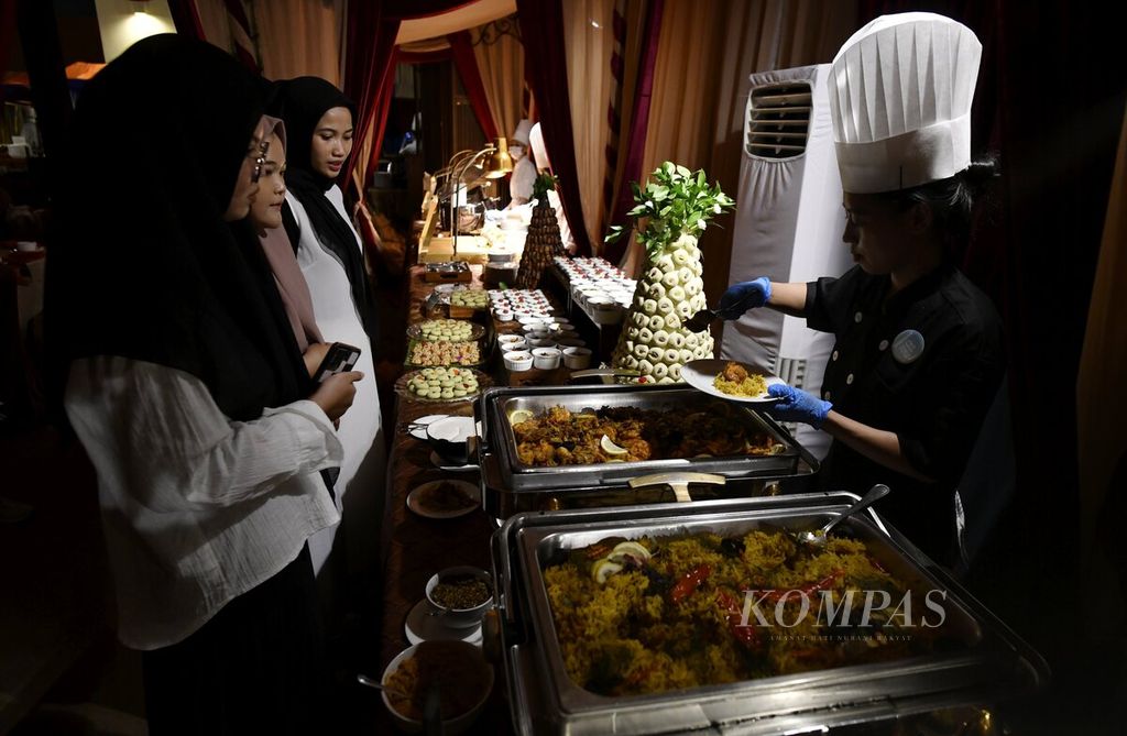Pengunjung mencicipi beragam menu makanan dan minuman untuk berbuka puasa dalam Qatari Night Festival di The Dharmawangsa, Jakarta, Rabu (12/4/2023). Qatari Night Festival menyajikan kuliner tradisional Qatar dan Indonesia dalam sajian bufet Ramadhan. Menu tradisional Qatar yang disajikan antara lain kebab <i>nakheh</i>, <i>majboos lamb shanks</i>, dan <i>shrimp mourabian</i>. Tersedia pula minuman tradisional seperti <i>karak </i>yang terbuat dari susu segar, teh, dan kapulaga serta <i>arabic coffee</i>. Qatari Night Festival merupakan rangkaian Qatar-Indonesia 2023 Year of Culture sebagai program kolaborasi budaya Qatar-Indonesia selama satu tahun yang diselenggarakan Museum Nasional Qatar. 