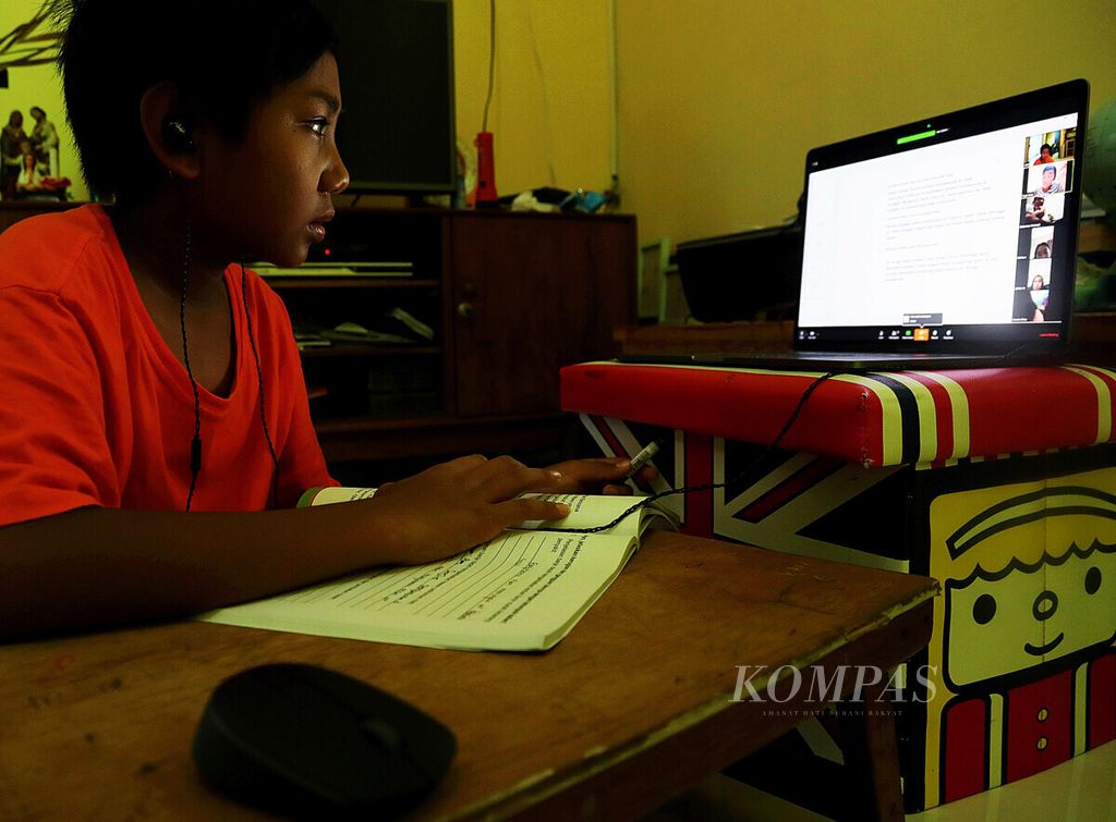 Siswa kelas V SD Ricci II, Tangerang Selatan, Banten, Jumat (3/4/2020), mengikuti pelajaran yang diselenggarakan sekolah lewat aplikasi telekonferensi dalam jaringan internet.