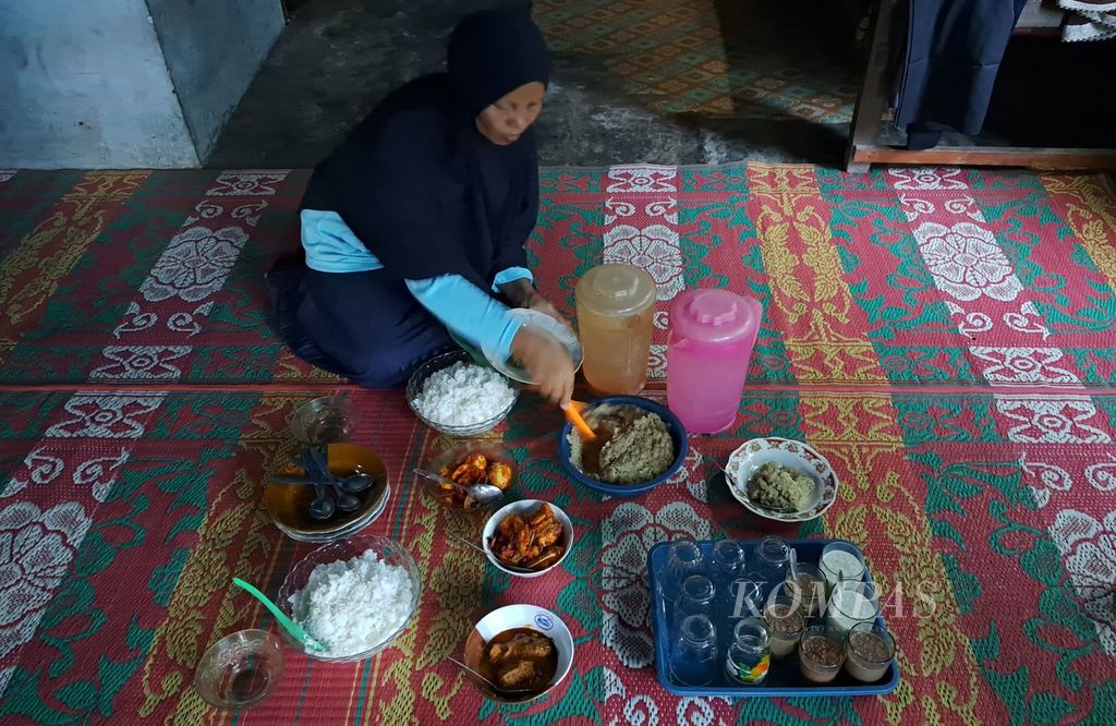 Lisnayenti (41) menyiapkan menu berbuka puasa di rumah orangtuanya, di Kampung Langgai, Nagari Ganting Mudiak Utara Surantih, Kecamatan Sutera, Kabupaten Pesisir Selatan, Sumatera Barat, Rabu (13/3/2024). 