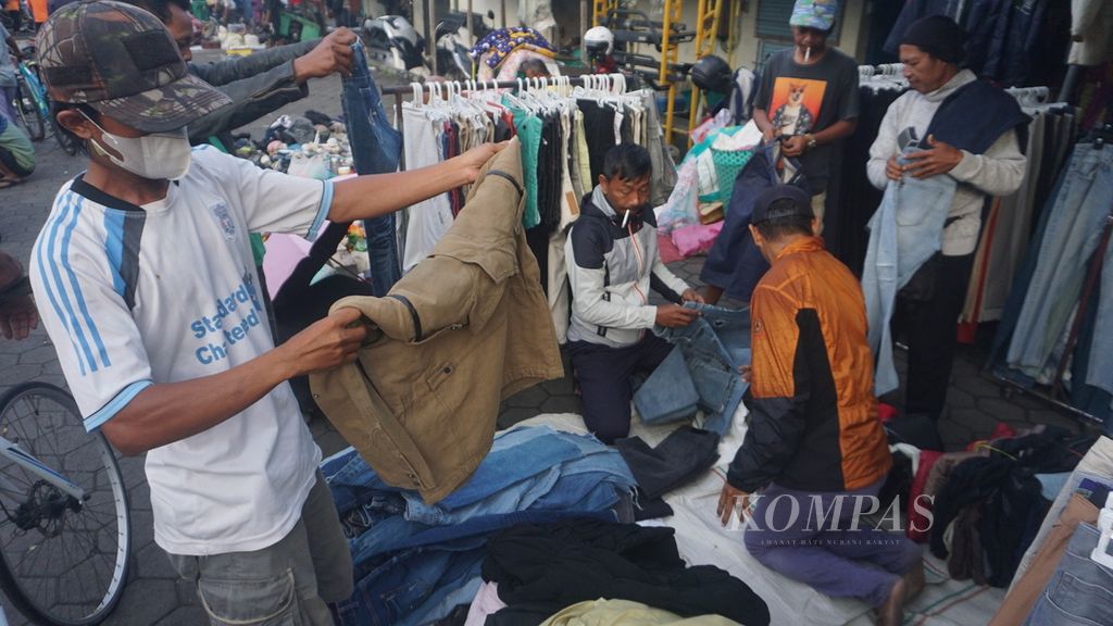 Para pengunjung memilih-milih pakaian impor bekas di Pasar Notoharjo, Kota Surakarta, Selasa (7/6/2022). 