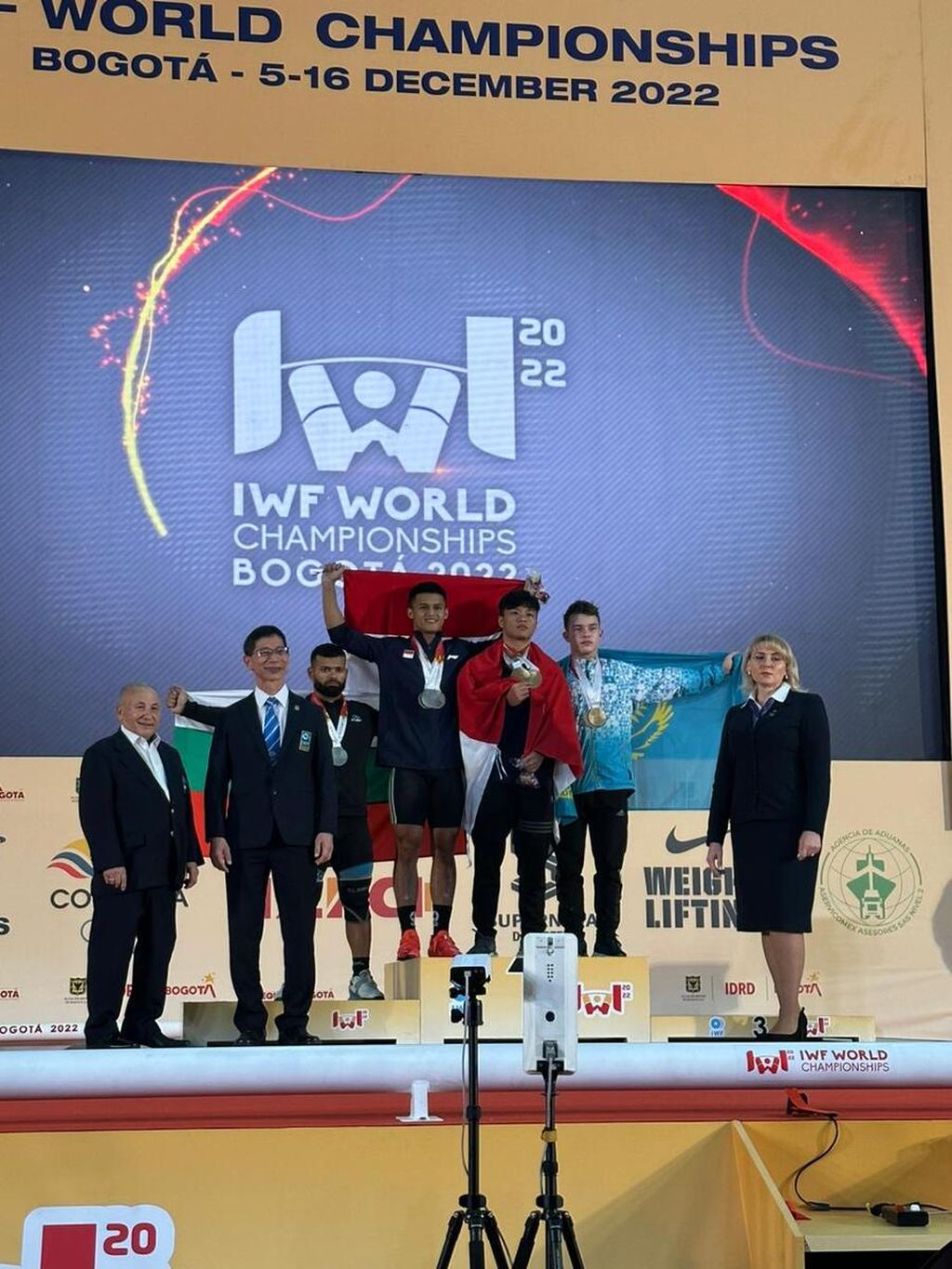 Lifter muda Indonesia, Rahmat Erwin Abdullah (kanan ketiga), meraih emas kelas 73 kilogram dan memecahkan rekor dunia angkatan<i> clean & jerk</i> dengan 200 kg dalam Kejuaraan Dunia Angkat Besi 2022 di Gran Carpa Americas Corferias, Bogota, Kolombia, Sabtu (10/12) waktu Indonesia.  