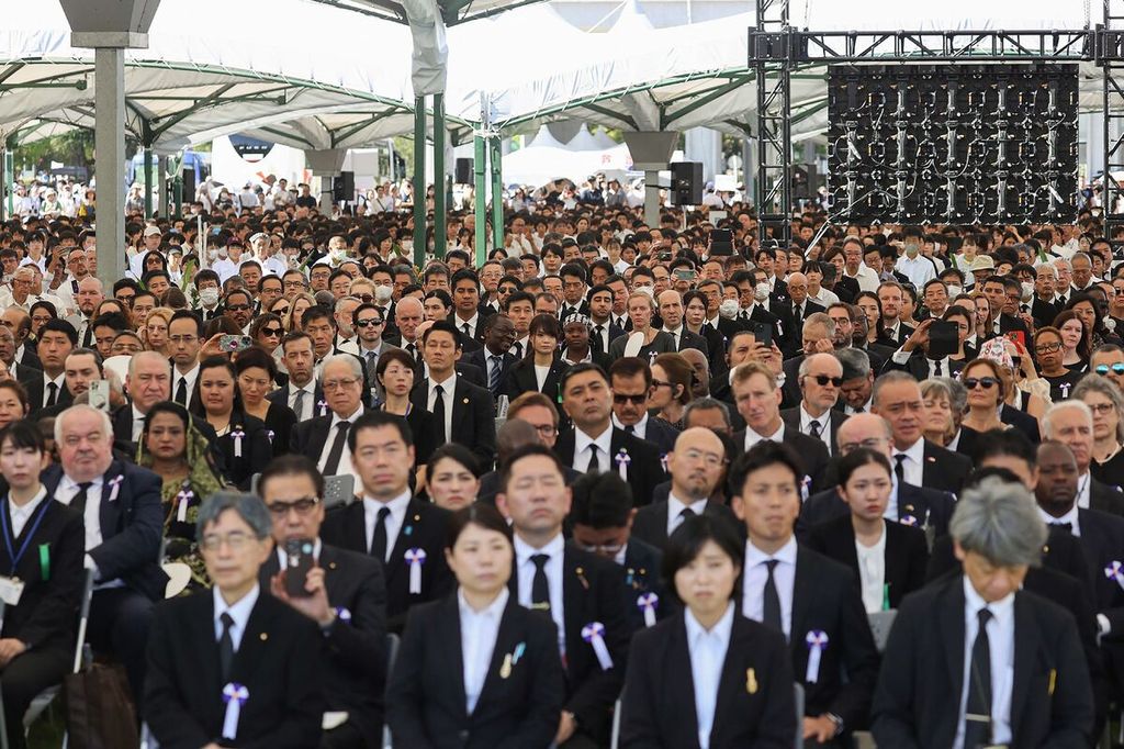 Puluhan ribu warga menghadiri upacara peringatan 78 tahun serangan bom atom pertama di dunia di Taman Peringatan Perdamaian, Hiroshima, Jepang, Minggu (6/8/2023). 