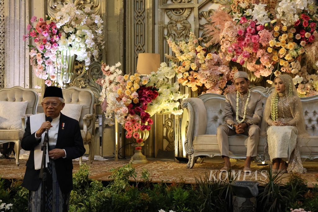 Wakil Presiden Ma’ruf Amin dan Nyonya Wury menghadiri pernikahan Ilham Robbani dan Fatimatuz Zahro, Sabtu (23/12/2023), di Masjid Nasional Al-Akbar Surabaya, Jawa Timur, Sabtu (23/12/2023)..