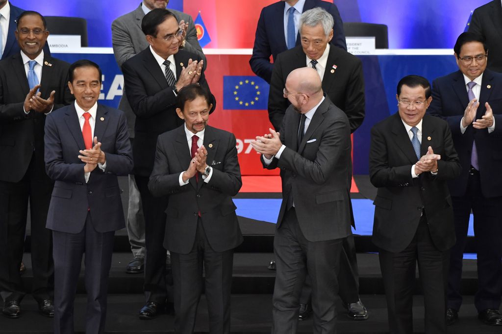 Presiden  Joko Widodo (kedua dari kiri) dan para pemimpin negara-negara ASEAN, minus Myanmar, berfoto bersama dengan para pemimpin negara- negara Uni Eropa (UE) dalam Konferensi Tingkat Tinggi ASEAN-UE di Brussels, Belgia, Rabu (14/12/2022). 