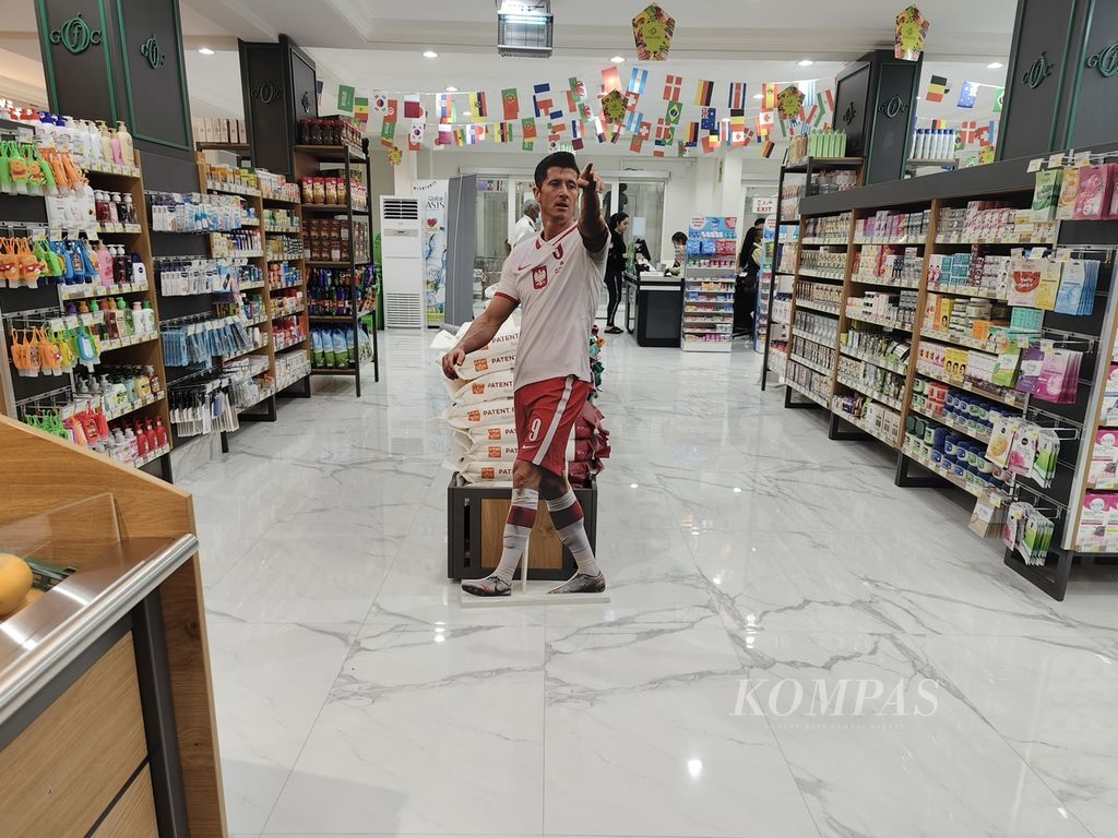 Poster para pemain sepak bola yang berlaga di Piala Dunia 2022 dipasang di sebuah supermarket di Kota Doha, Qatar, untuk memeriahkan penyelenggaraan Piala Dunia. Salah satunya, Robert Lewandowski.