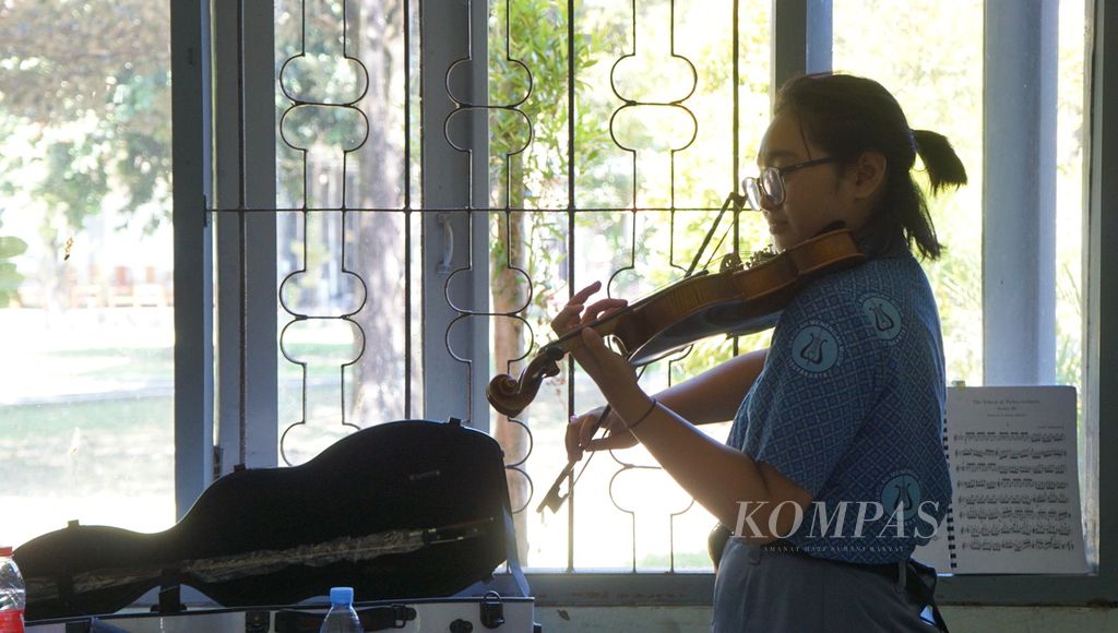 Seorang murid berlatih biol, di SMK Negeri 2 Kasihan, atau SMM Yogyakarta, di Kabupaten Bantul, Daerah Istimewa Yogyakarta, Jumat (9/6/2023).
