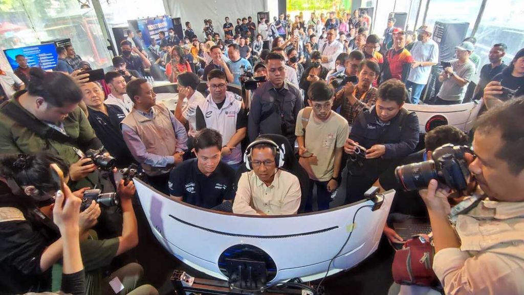 Penjabat Gubernur DKI Jakarta Heru Budi Hartono menjajal balapan virtual di sela kunjungan kegiatan promosi Formula E Jakarta 2023 di SCBD Weekland, Jakarta Selatan, Minggu (28/5/2023).