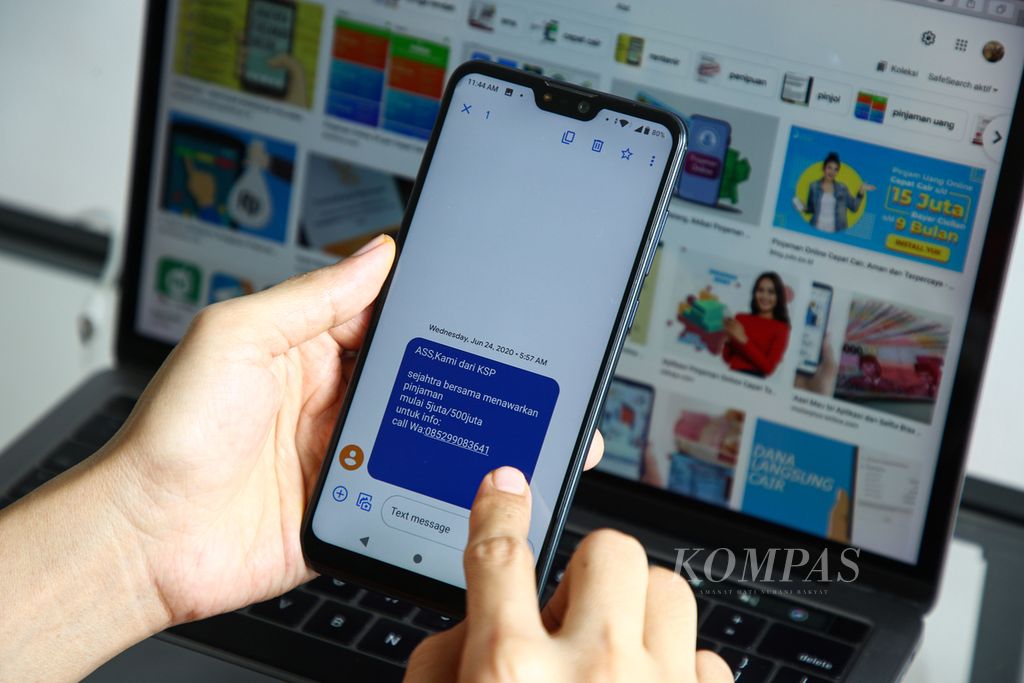 Warga memperlihatkan pesan yang menawarkan pinjaman <i>online</i> di Tangerang, Banten, Kamis (23/9/2021).