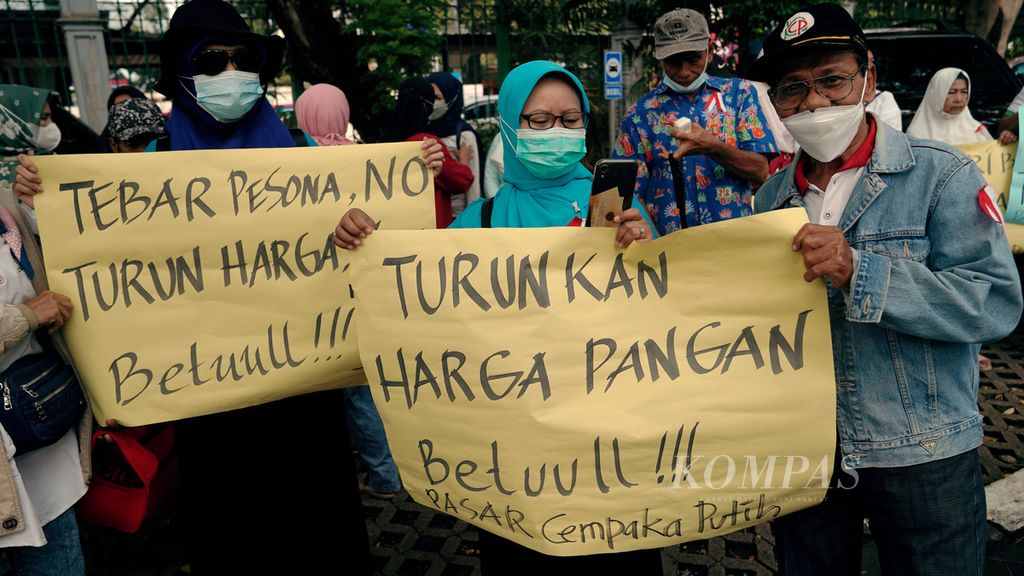 Sejumlah pedagang yang tergabung dalam Pusat Koperasi Pedagang Pasar DKI Jakarta berunjuk rasa di Jalan Medan Merdeka Selatan, Jakarta Pusat, Rabu (22/6/2022).