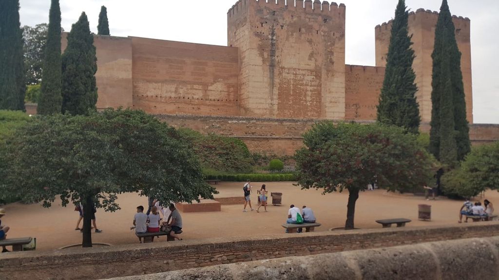 Pemandangan kompleks Istana Alhambra di Granada, Spanyol, Selasa, 5 September 2023. 