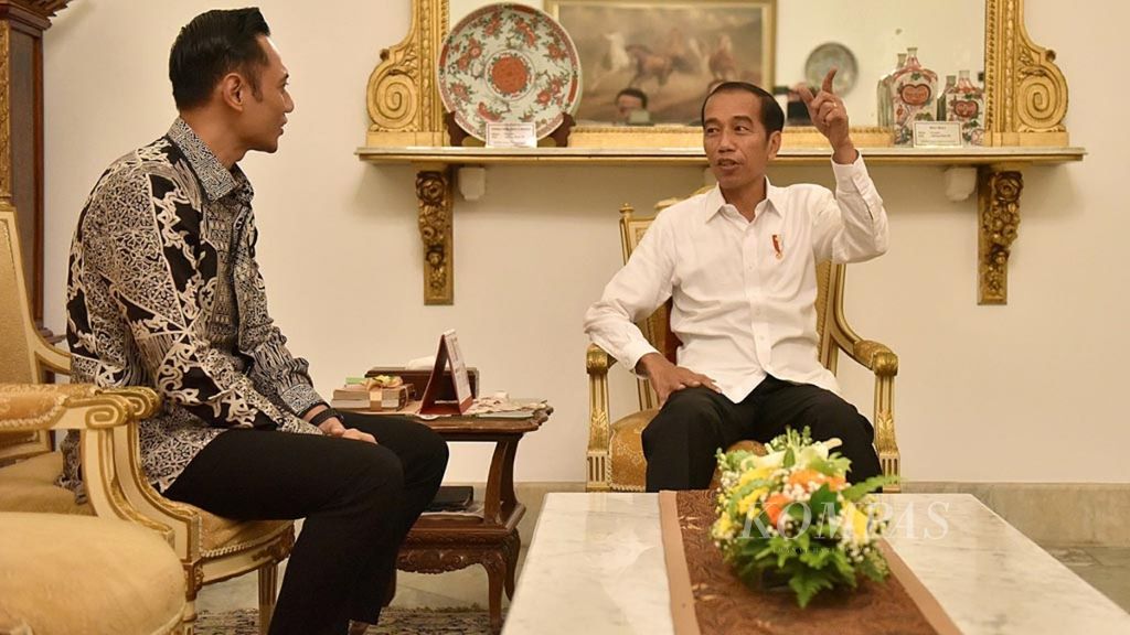 Presiden Joko Widodo menerima kunjungan Agus Harimurti Yudhoyono saat masih menjabat Komandan Komando Satuan Tugas Bersama (Kogasma) Partai Demokrat di ruang kerja presiden, Istana Merdeka, Jakarta, Kamis (2/5/2019). Agus menyambangi istana untuk memenuhi undangan silaturahmi Presiden Jokowi.