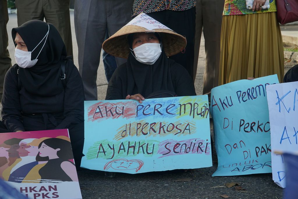 Anggota Jaringan Peduli Perempuan Sumatera Barat mengikuti aksi damai antikekerasan seksual terhadap perempuan dan anak di Jalan Jenderal Sudirman, di depan Kantor Gubernur Sumatera, Padang, Sumatera Barat, Kamis (25/11/2021). 