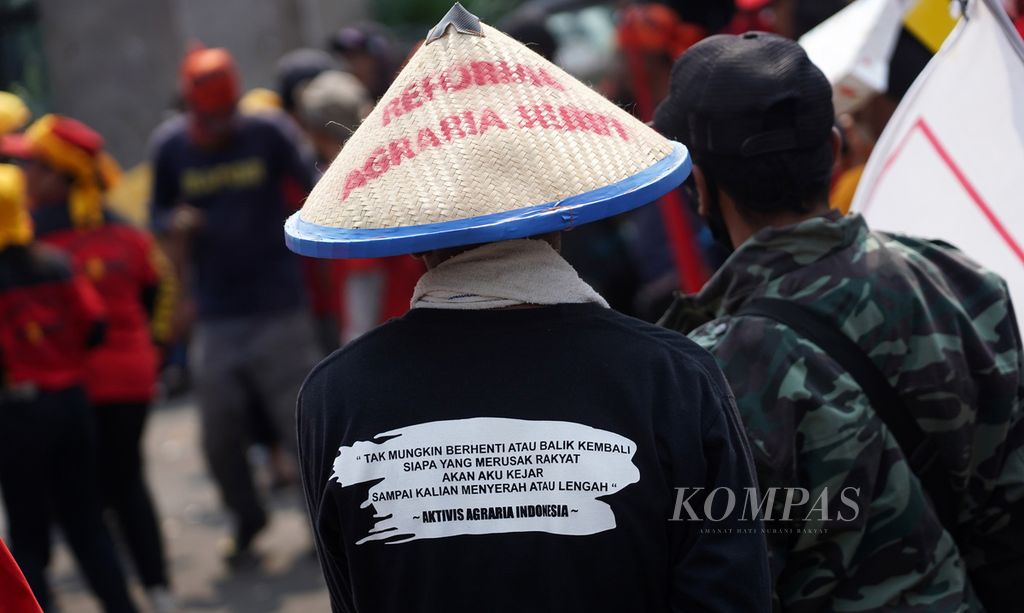 Para petani dari Jawa Tengah, Jawa Barat, Banten, dan Lampung, bersama sejumlah buruh dan mahasiswa menggelar aksi dalam rangka peringatan Hari Tani Nasional di depan Gedung DPR, Jakarta, Selasa (27/9/2022).