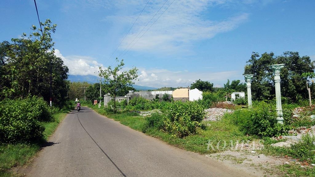 Salah satu sudut Desa Grogol, Kecamatan Grogol, Kediri, Jawa Timur, tampak lengang pada akhir Januari 2020. Sejumlah rumah dan bangunan lain yang terdampak proyek bandara telah diratakan dengan tanah.